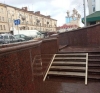 Щоб мешканці Рівного не падали, комунальники почепили на сходи дерев`яні трапи