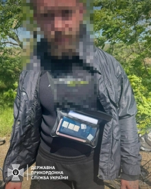 Чоловіки у гідрокостюмах планували упливти з України річкою 
