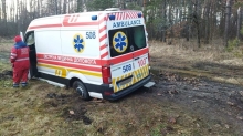 На Рівненщині «швидка», яка їхала до породіллі, застрягала посеред поля