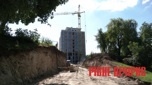 Депутати так і не розібралися, чи забудовник мав право займати землю Рівного