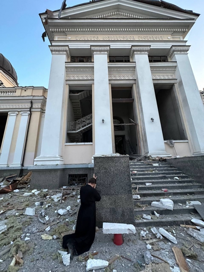 Ворог вночі обстріляв ракетами Одесу: з-під завалів дістали ікону-покровительку міста